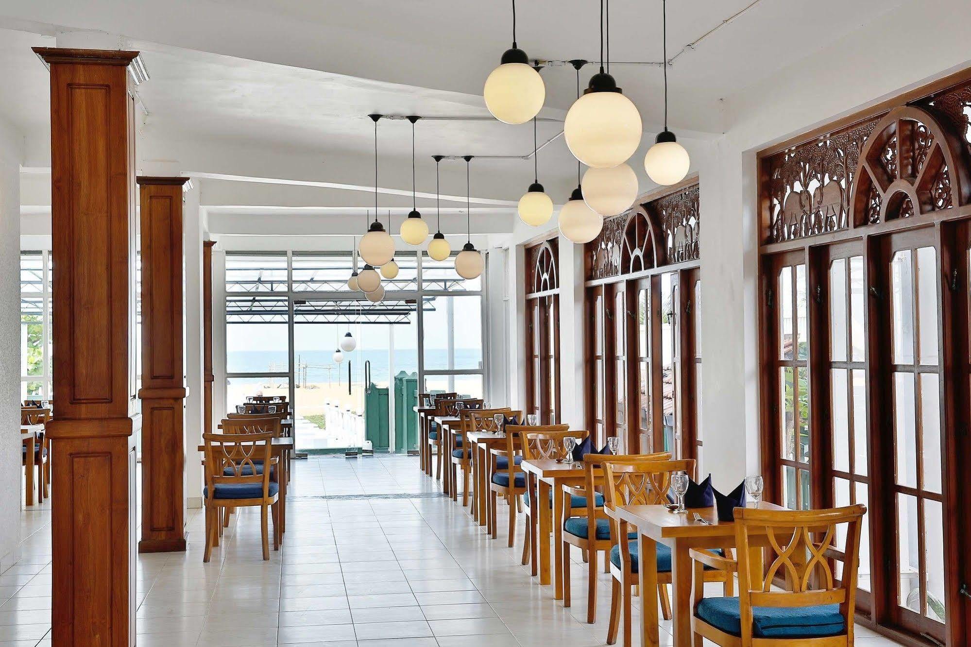 The Reef Beach Hotel Negombo Eksteriør bilde