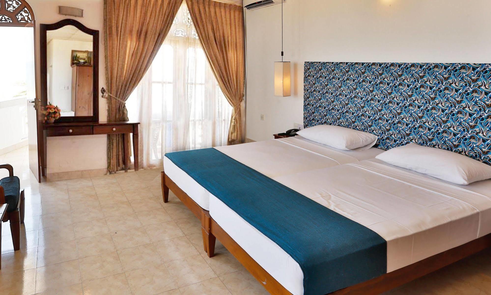 The Reef Beach Hotel Negombo Eksteriør bilde